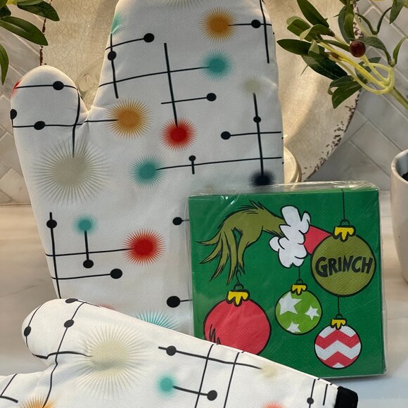 Retro Bundle: Pair of Oven Mitts + Grinch Holiday Napkins - Picture 2 of 11